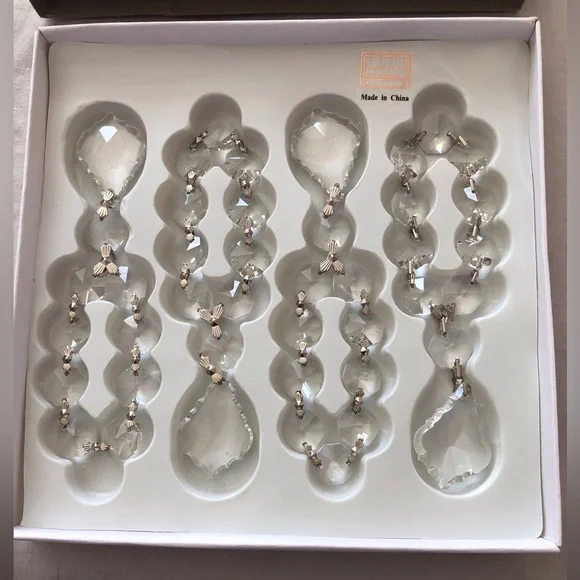 NIB 12 CRYSTAL NAPKIN HOLDERS on Amazon $31. For a set of 4 - Picture 4 of 4